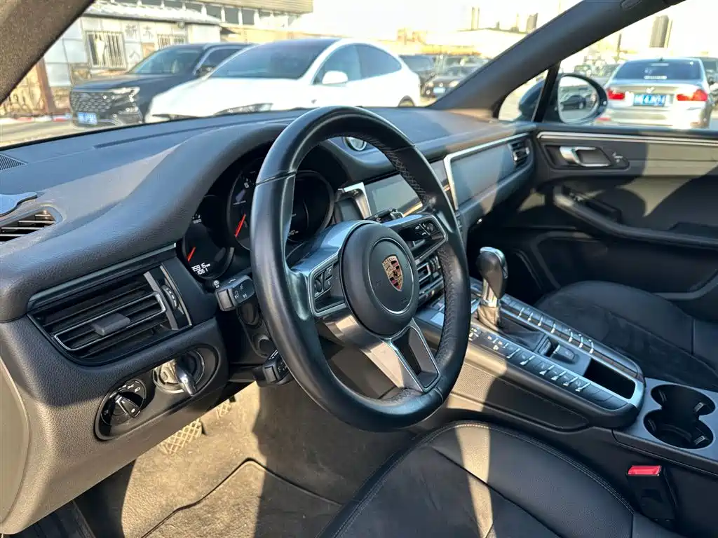 PORSCHE MACAN