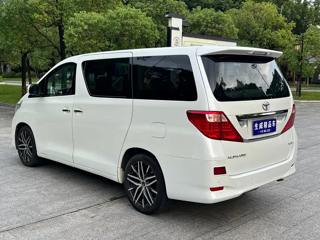 Toyota Alphard — миниатюра 4