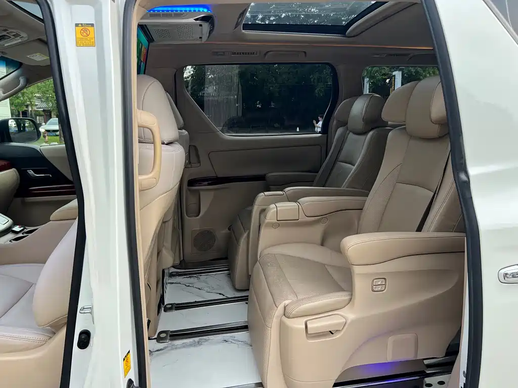 Toyota Alphard — миниатюра 9