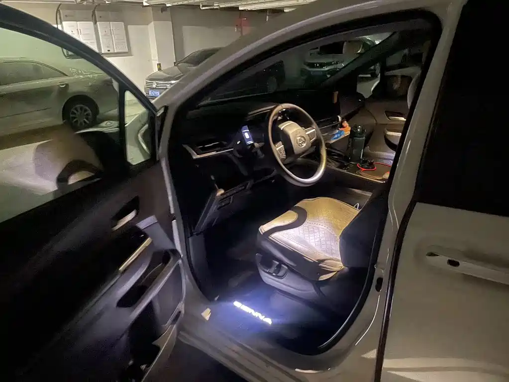 Toyota Sienna 2026 2.5L Luxury