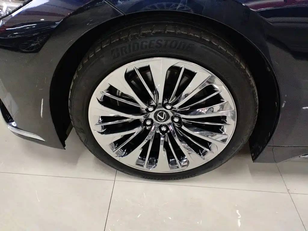 Lexus LS — миниатюра 25