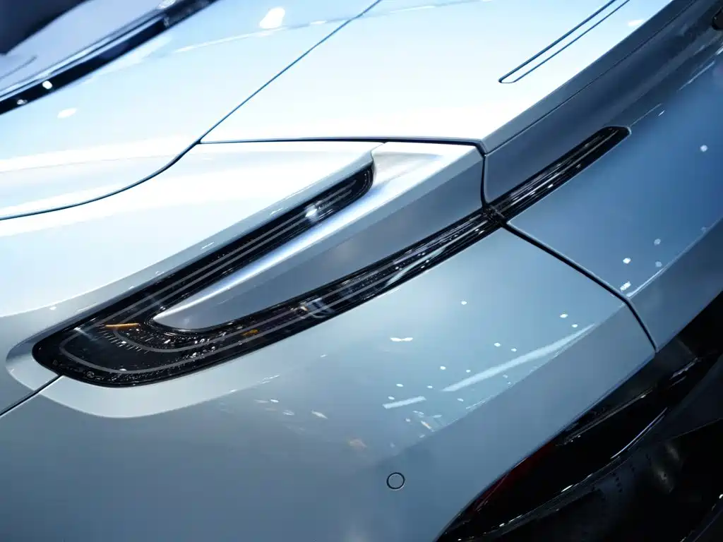 Aston Martin DB11 — миниатюра 8
