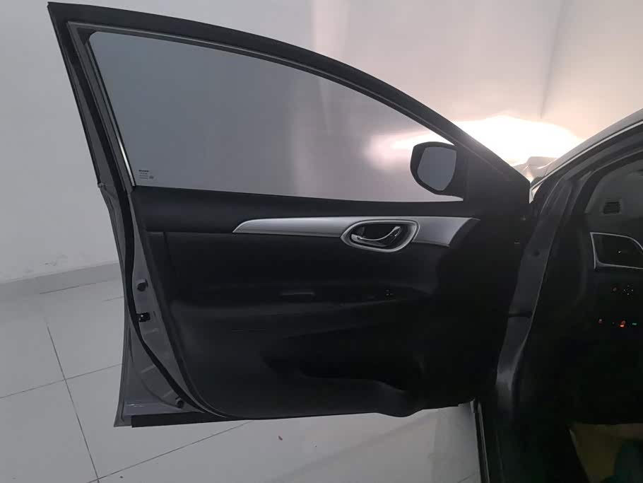 Nissan Sylphy 1.6 л 2022 г. Серебристо-серый, пробег 10300 км