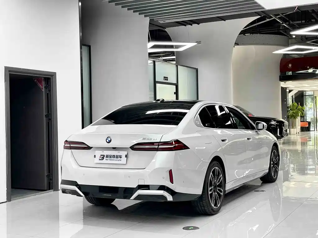 BMW 5 Series — миниатюра 11