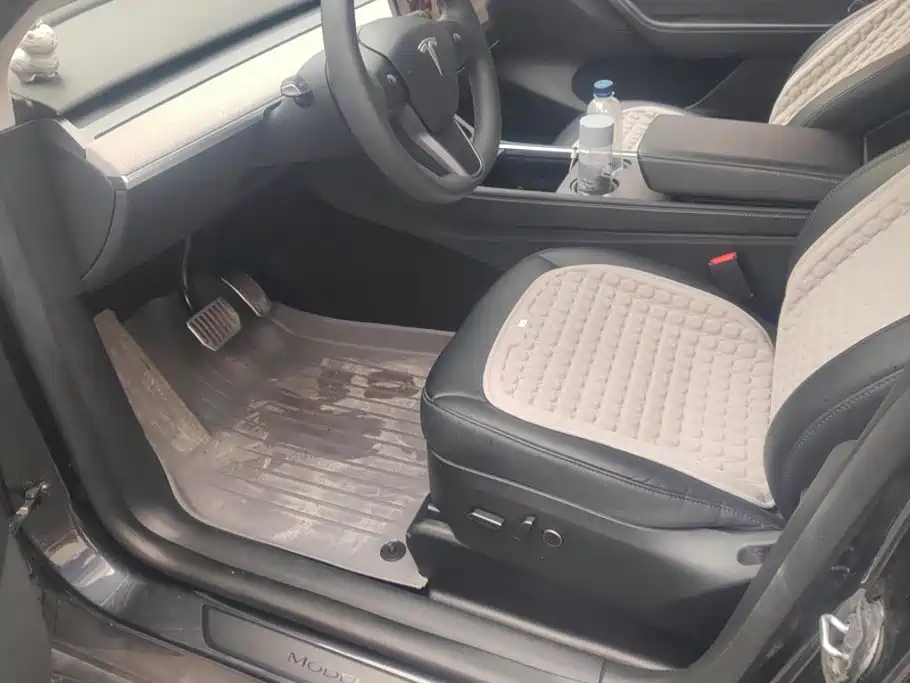 Tesla Model Y — миниатюра 8