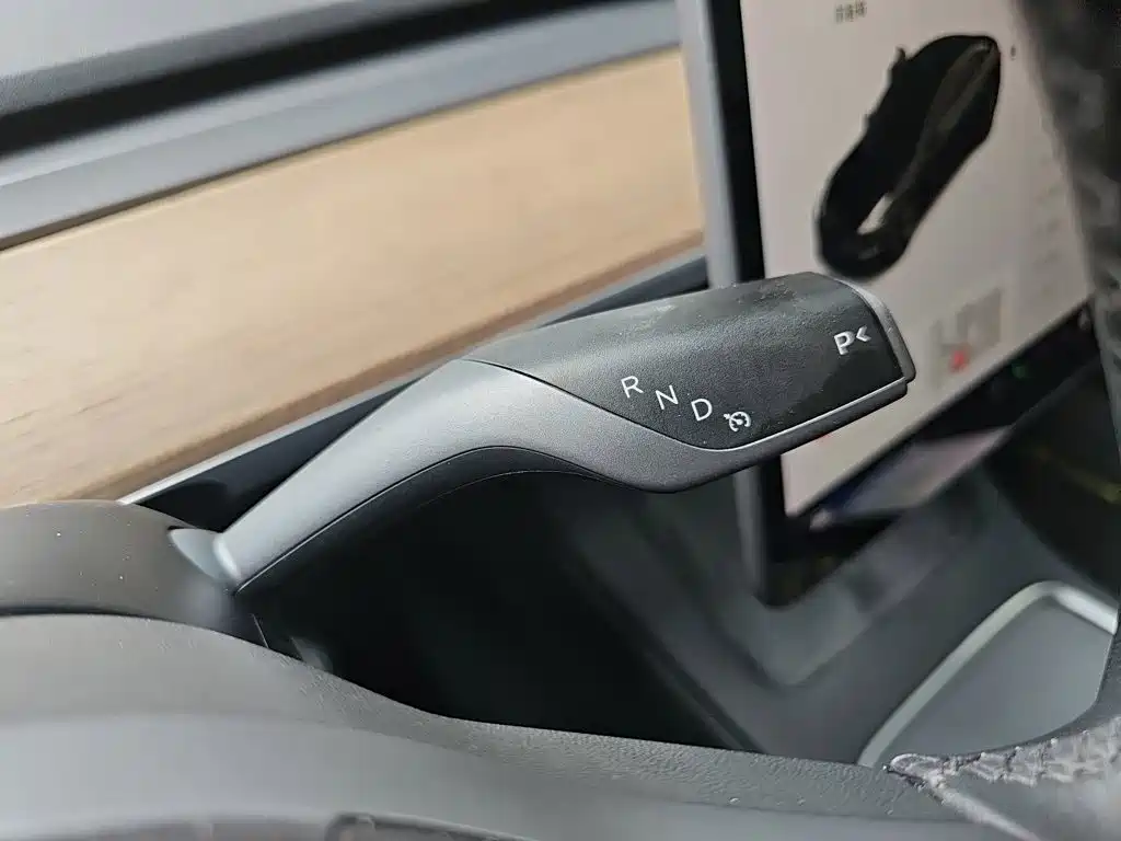 Tesla Model 3 — миниатюра 10