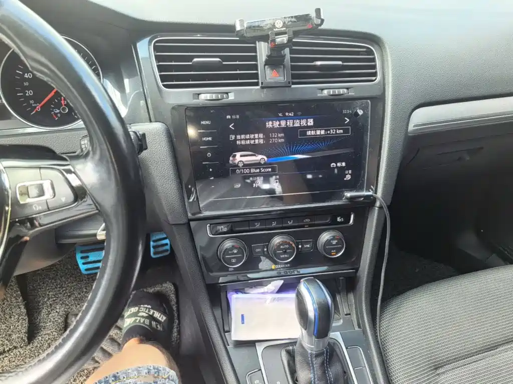Volkswagen Golf EV — миниатюра 6