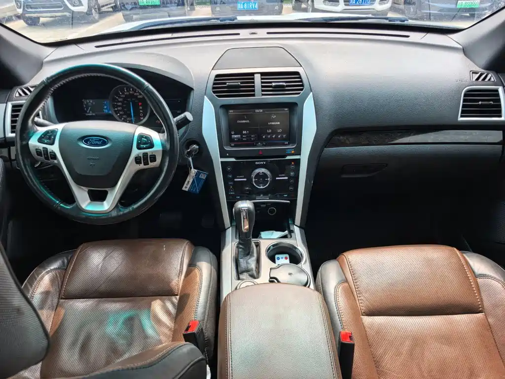 Ford Explorer (Import) — миниатюра 10