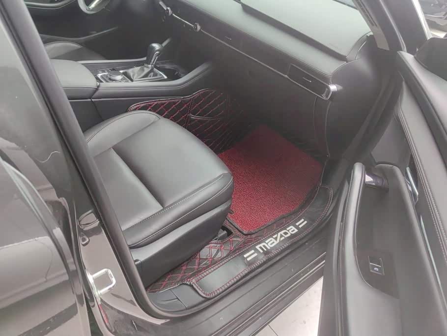 Mazda Mazda3 Axela 2.0 л 2022 г. Серебристо-серый, пробег 47800 км