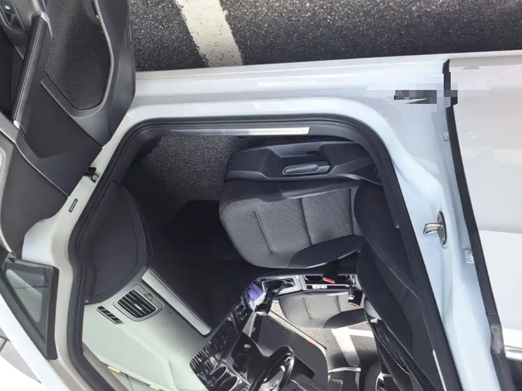 Volkswagen Golf EV — миниатюра 18