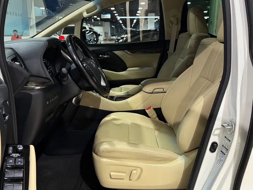 Toyota Alphard — миниатюра 4