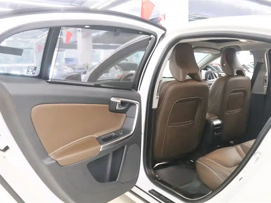 Volvo S60 PHEV — миниатюра 13