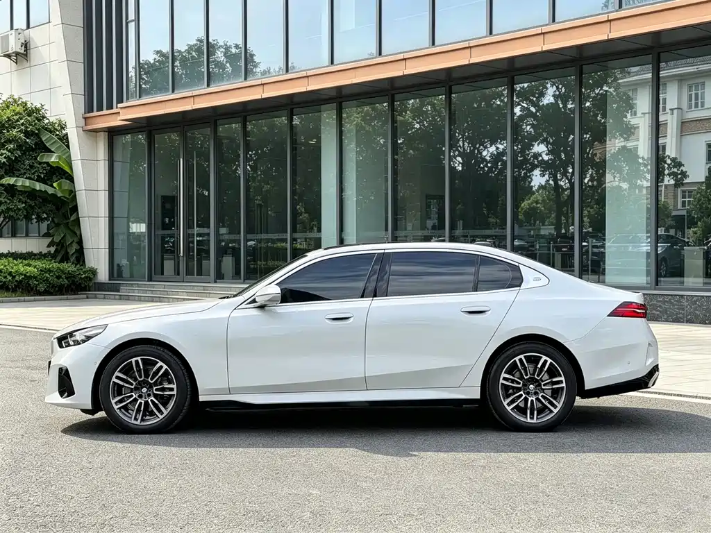 BMW 5 Series — миниатюра 4
