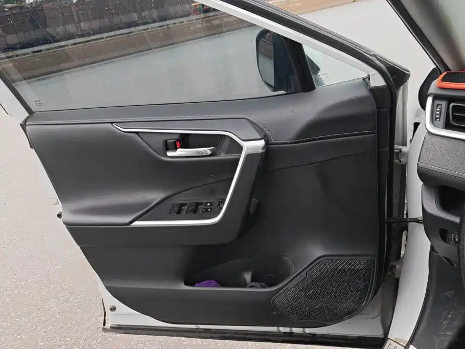 Toyota RAV4 — миниатюра 7