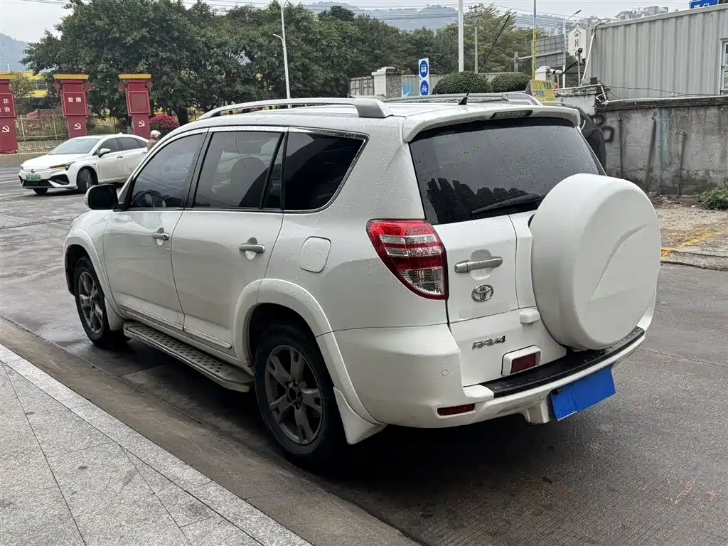 Toyota RAV4 2012 2.4L AT Luxury