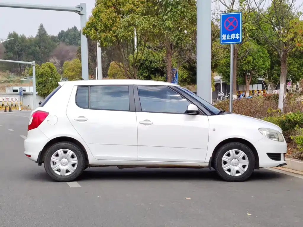 Skoda Fabia 1.4L Manual Crystal Supreme Edition, фото 7
