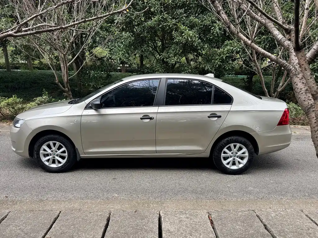 Skoda Rapid — миниатюра 8