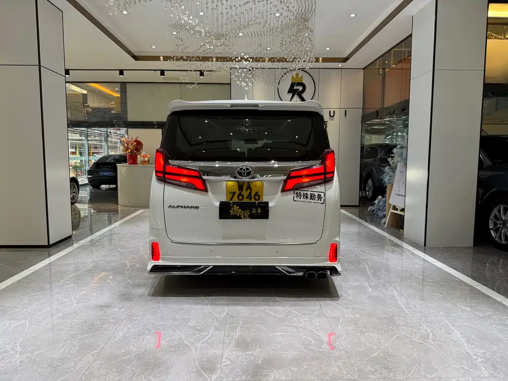 Toyota Alphard - фото 12