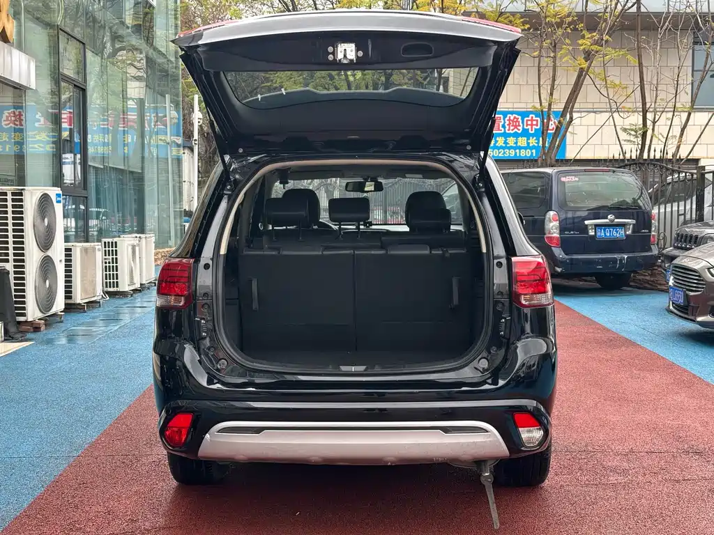 MITSUBISHI OUTLANDER