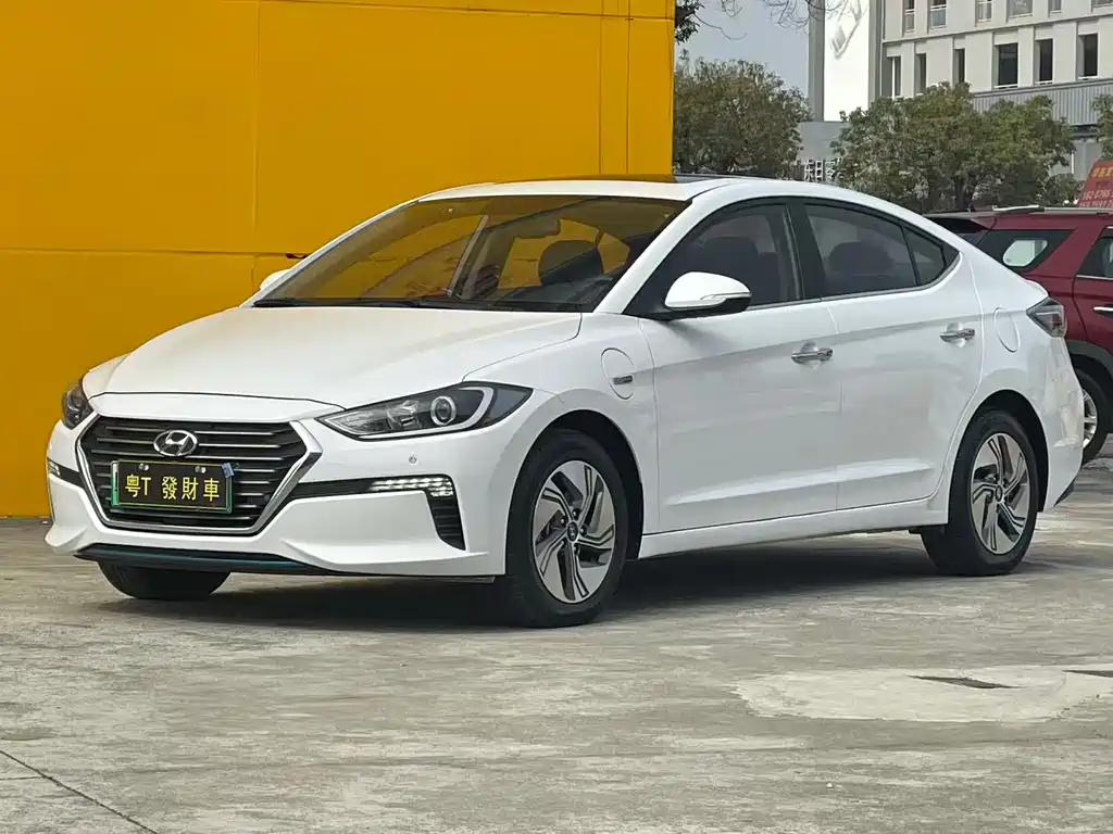 HYUNDAI LEADING PLUG IN HYBRID