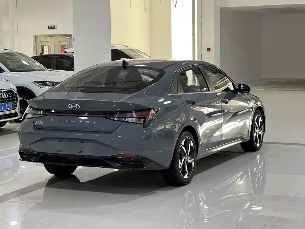 HYUNDAI ELANTRA