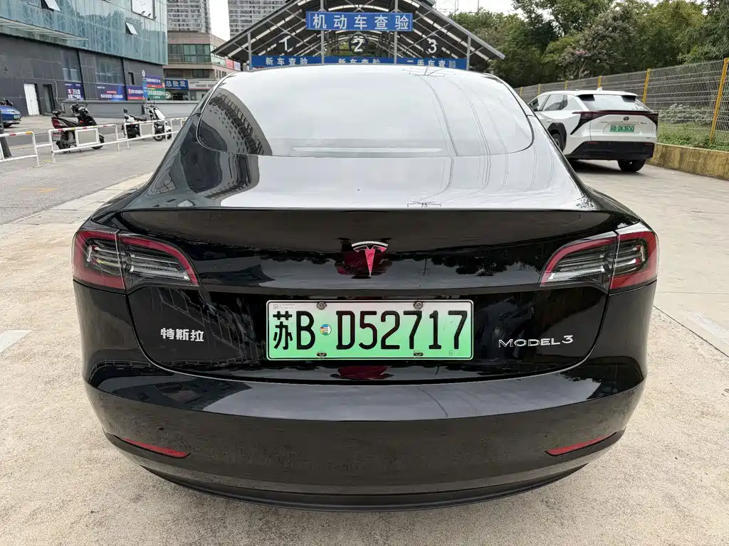 Tesla Model 3 — миниатюра 10