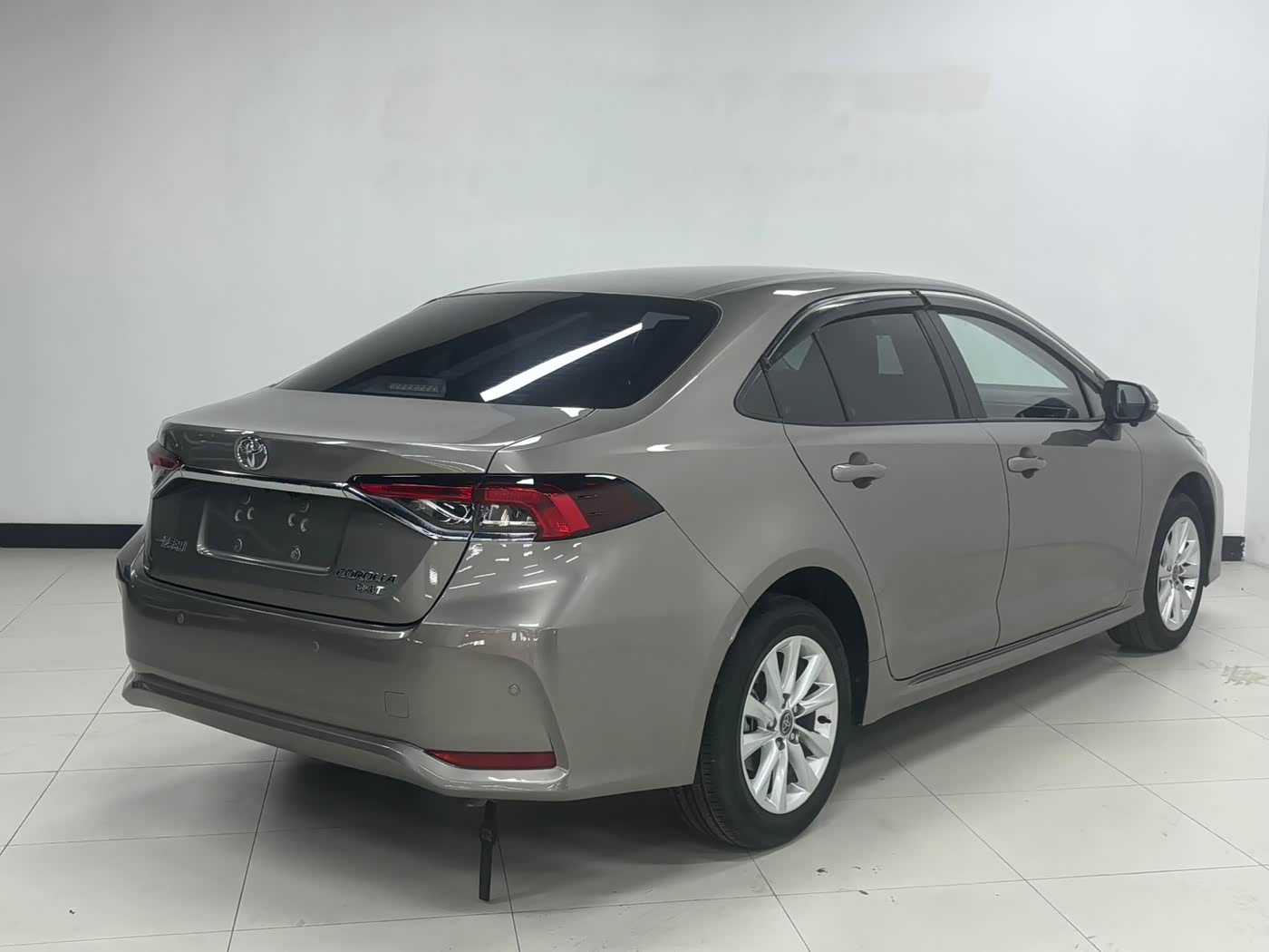 Toyota Corolla 1.2 л 2023 г. Серебристо-серый, пробег 23000 км