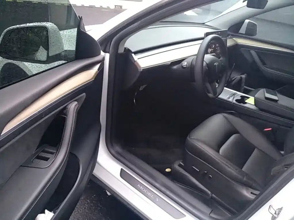 Tesla Model Y — миниатюра 16