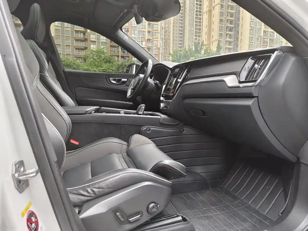 VOLVO XC60 PLUG IN HYBRID