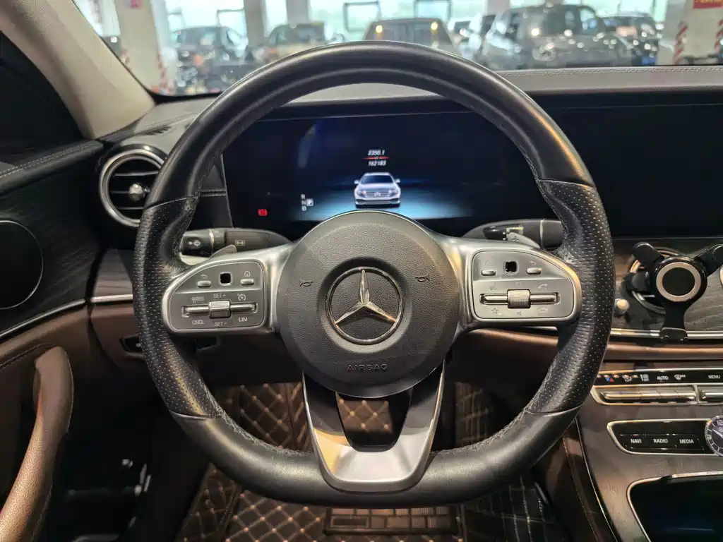 Mercedes-Benz E-Class — миниатюра 10
