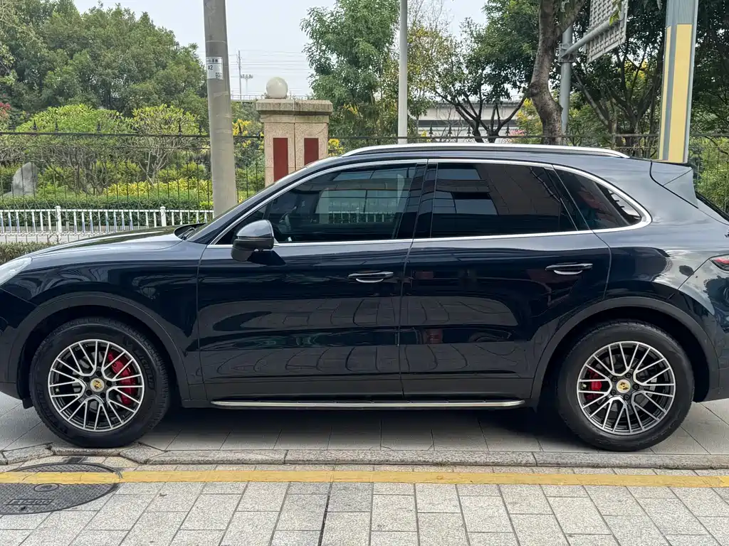 Porsche Cayenne — миниатюра 7