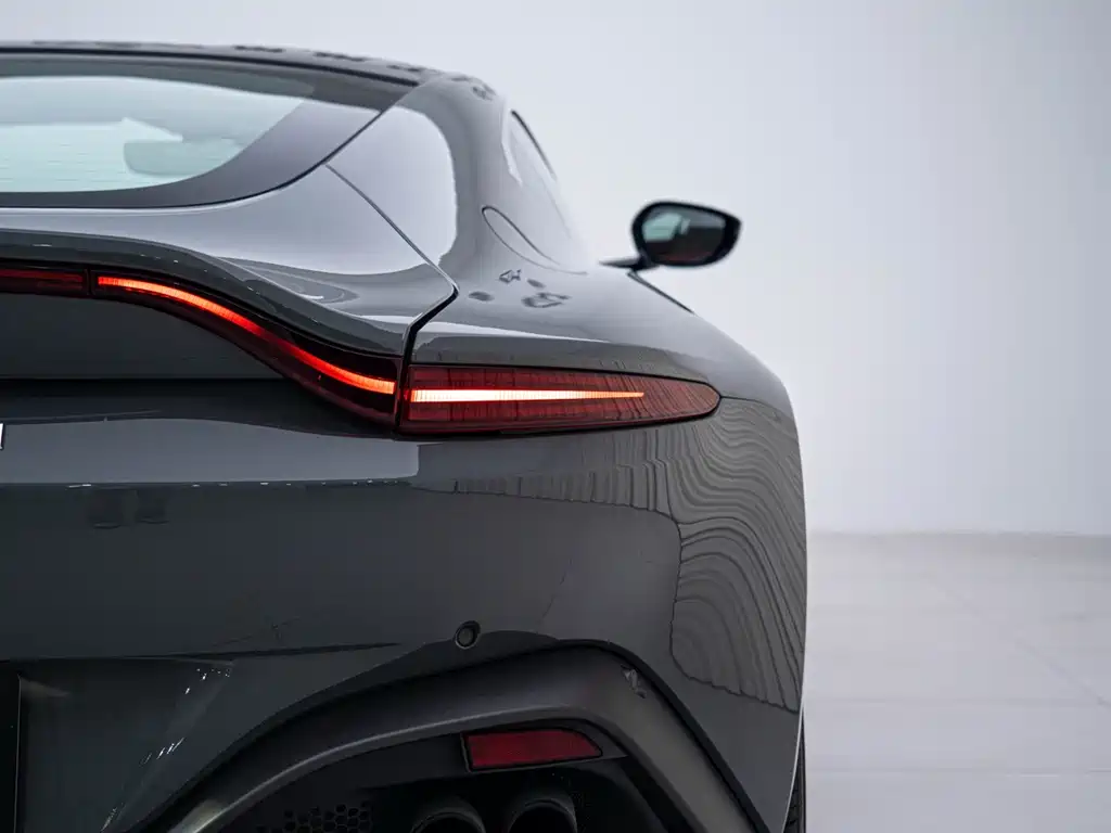 Aston Martin V8 Vantage — миниатюра 10