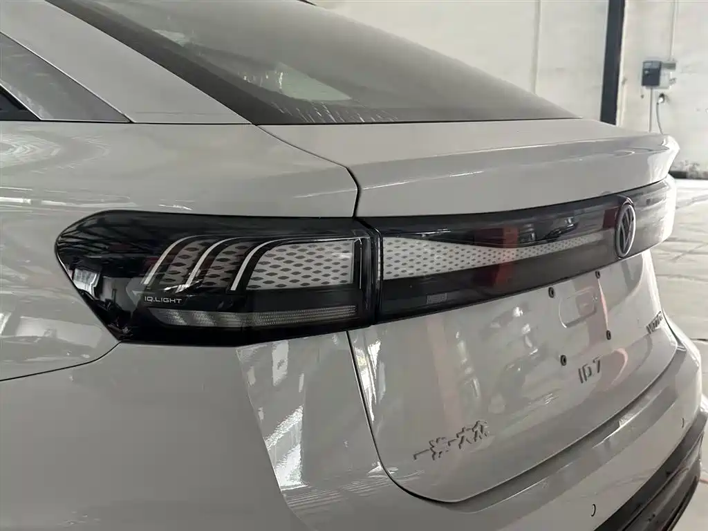 VOLKSWAGEN ID.7 VIZZION