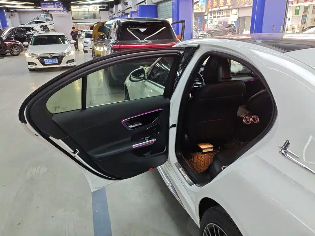 Mercedes-Benz C-Class — миниатюра 6