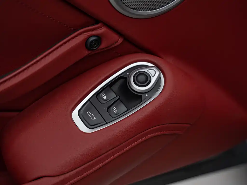 Aston Martin V8 Vantage — миниатюра 19