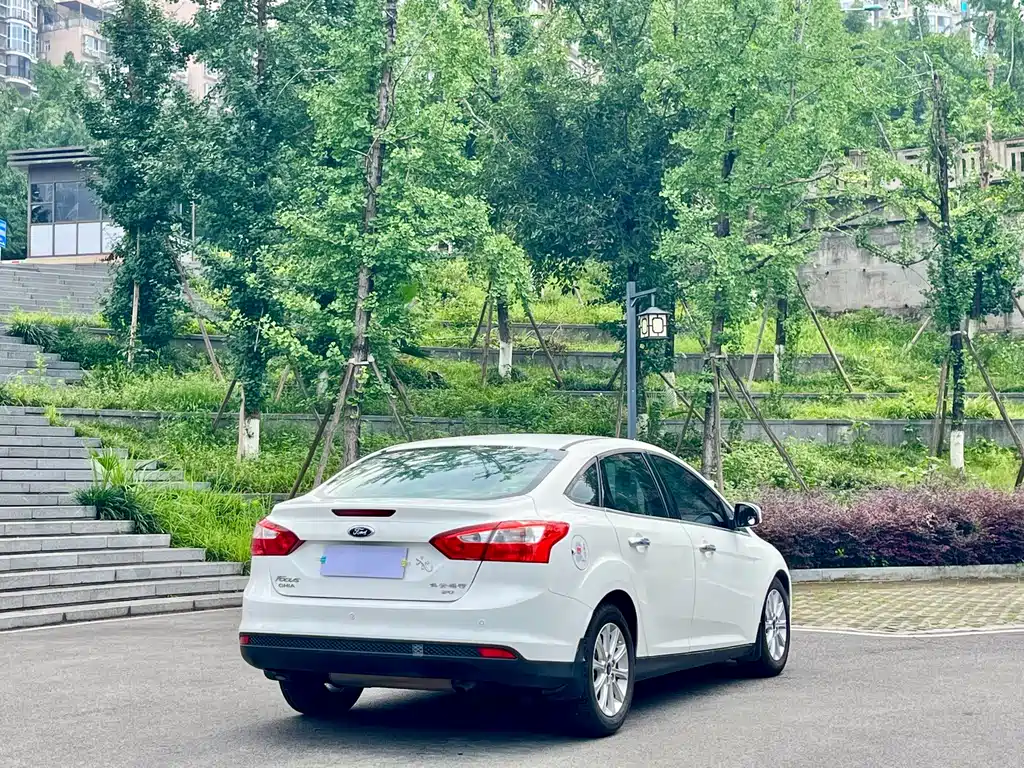 Ford Focus 2012 1.6L AT Luxury
