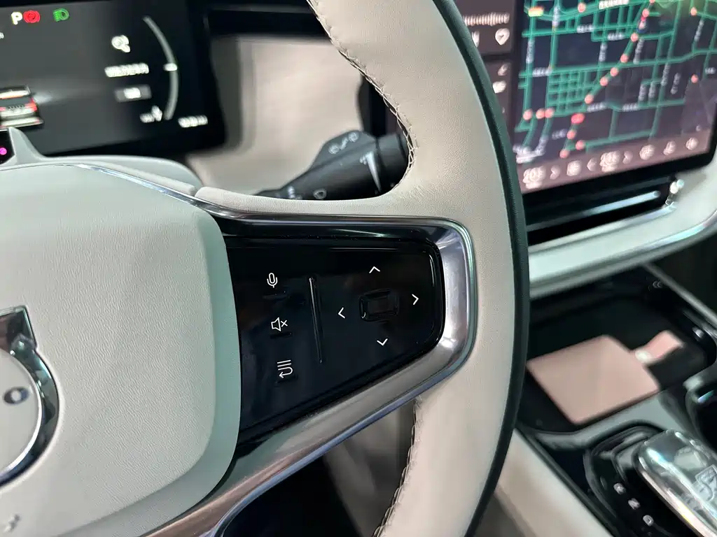 Volvo EM90 2025 Ultra мест
