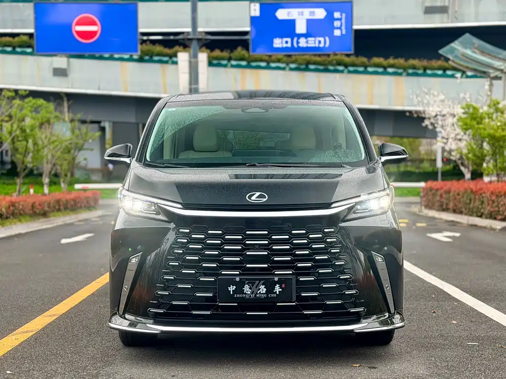 Lexus LM 2023 500h мест