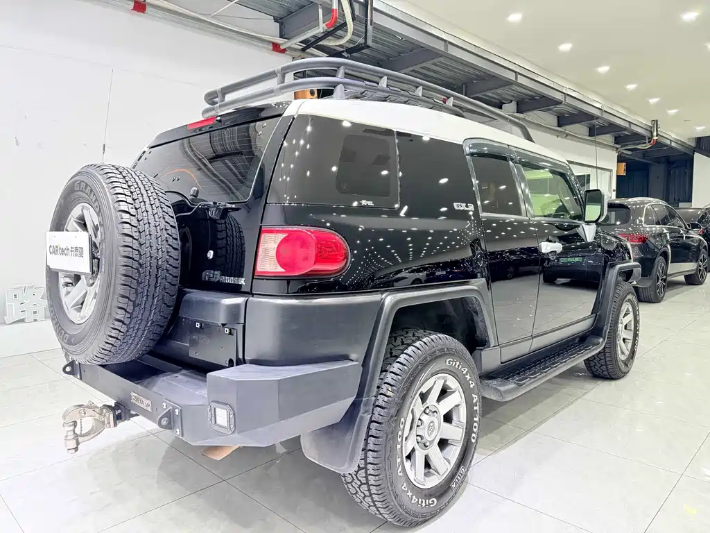 Toyota FJ Cruiser — миниатюра 7
