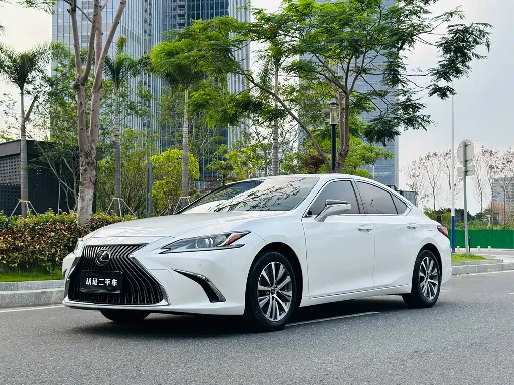 Lexus ES 2020