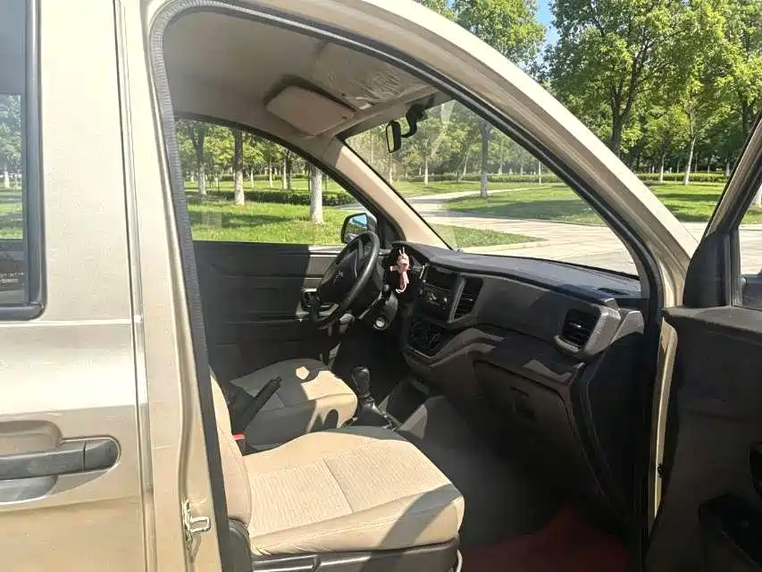 Wuling Hongguang V — миниатюра 6