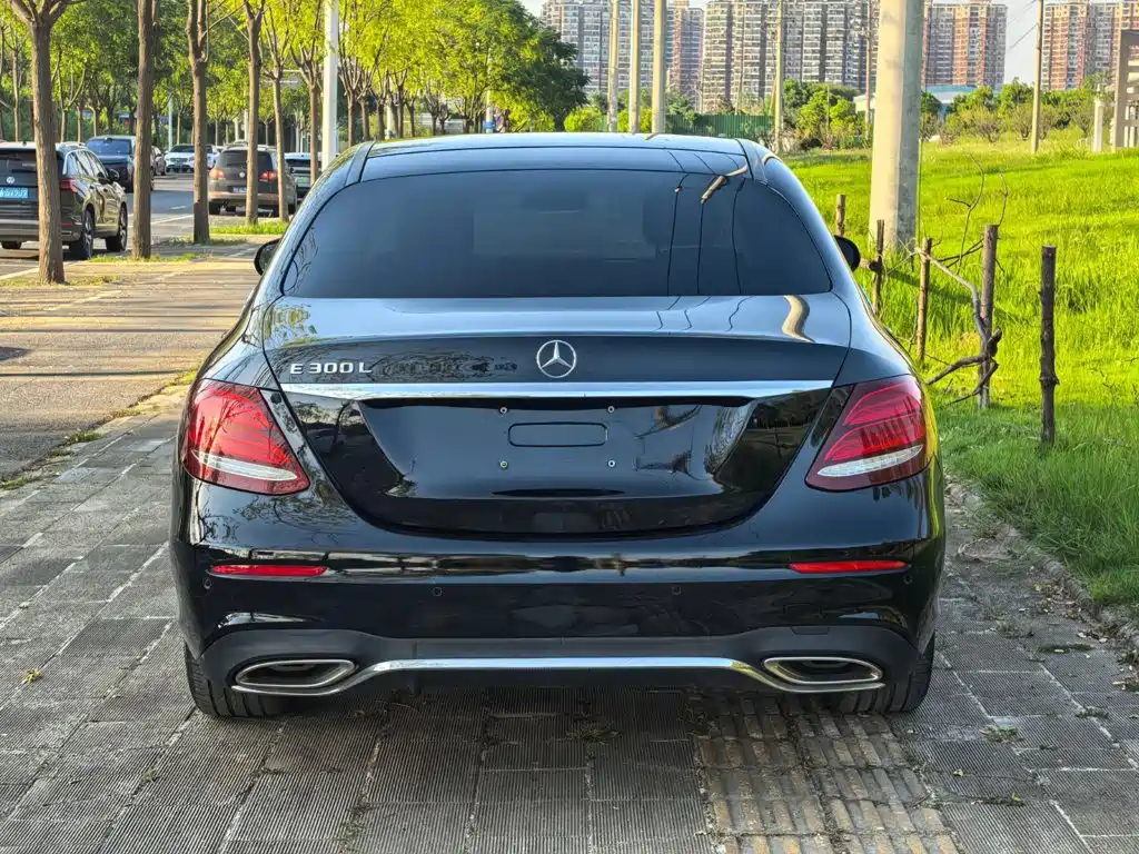 Mercedes-Benz E-Class — миниатюра 8