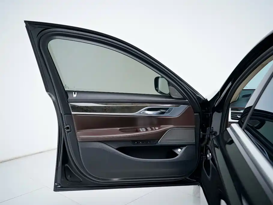 BMW 7 Series — миниатюра 10