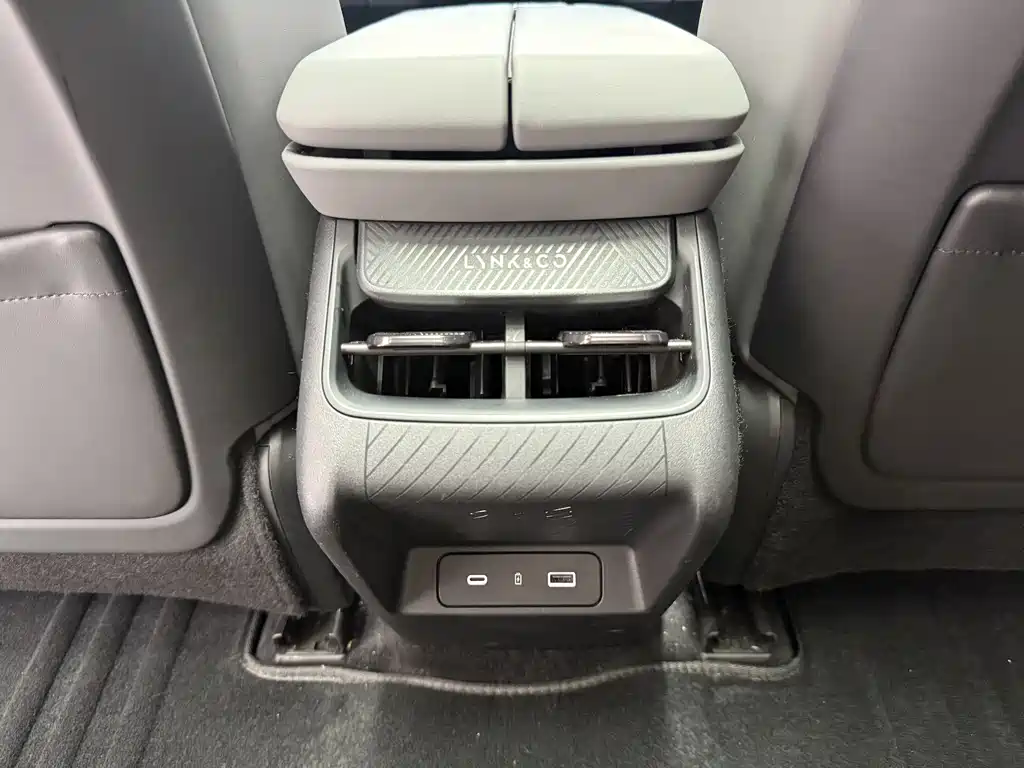 Lynk & Co 08 EM-P 2023 220km Halo