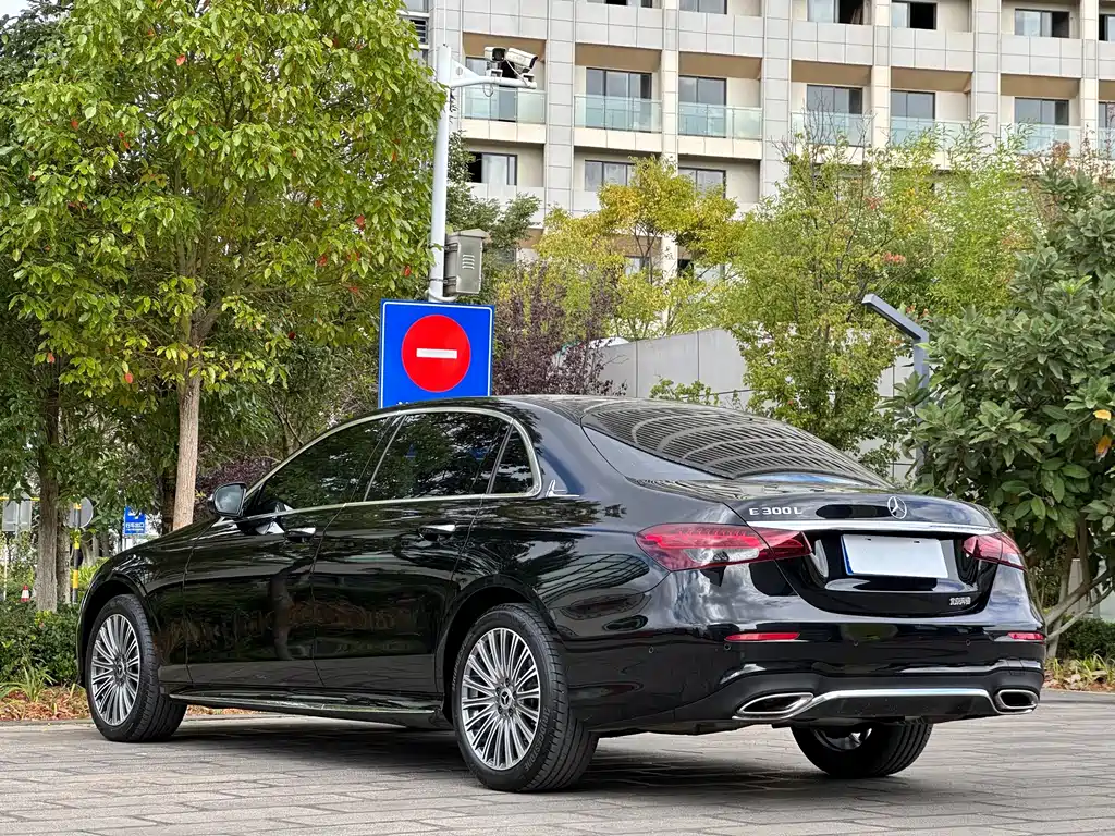 Mercedes-Benz E-Class — миниатюра 5