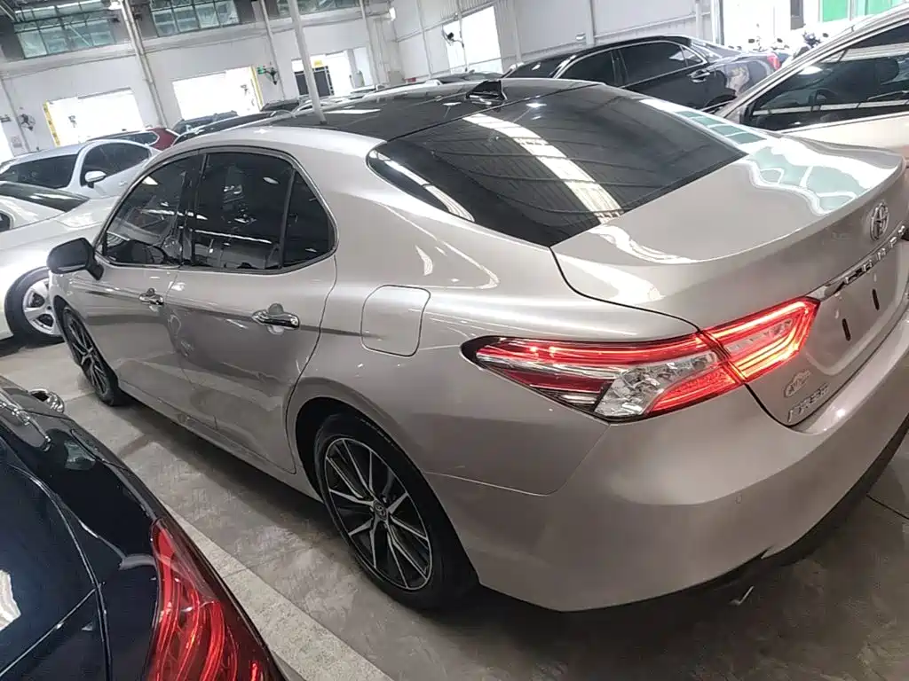 Toyota Camry — миниатюра 5