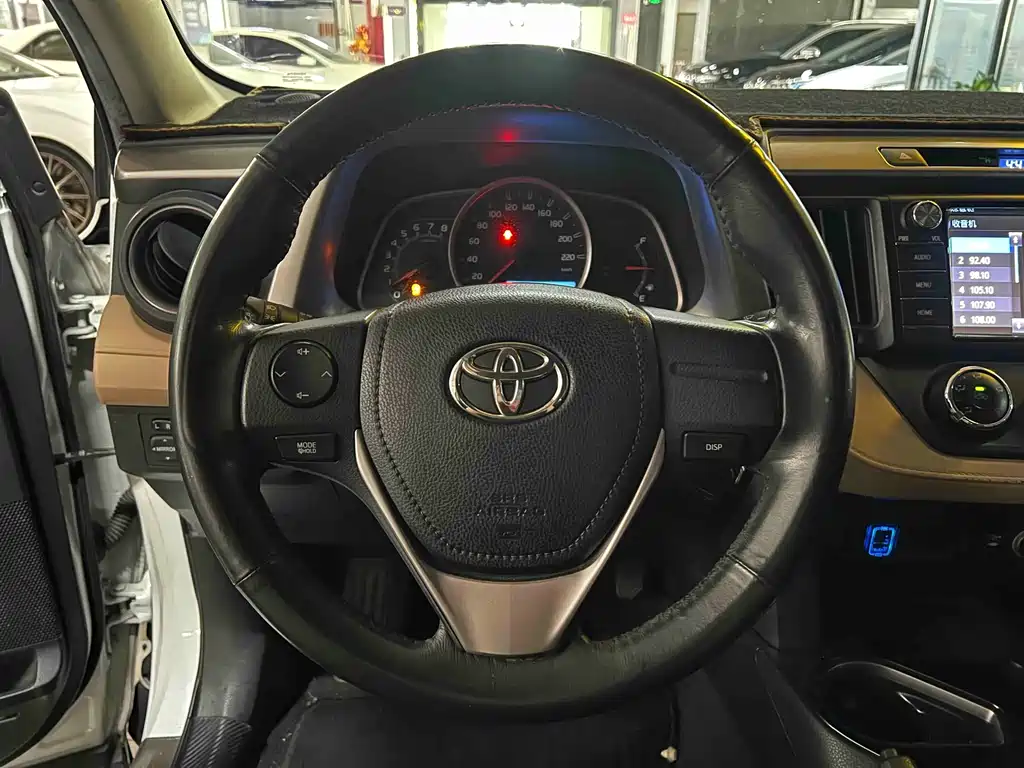 Toyota RAV4 — миниатюра 9