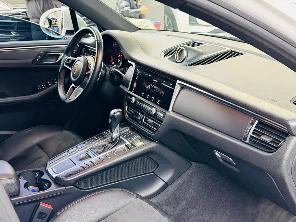 PORSCHE MACAN