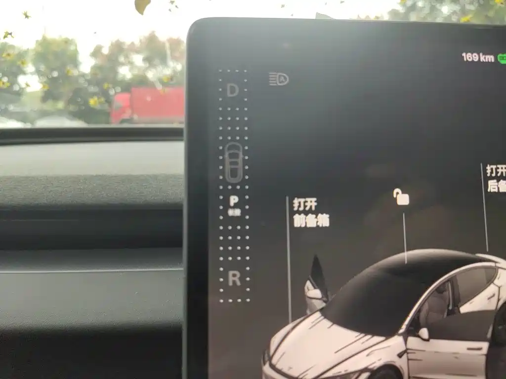Tesla Model 3 — миниатюра 10