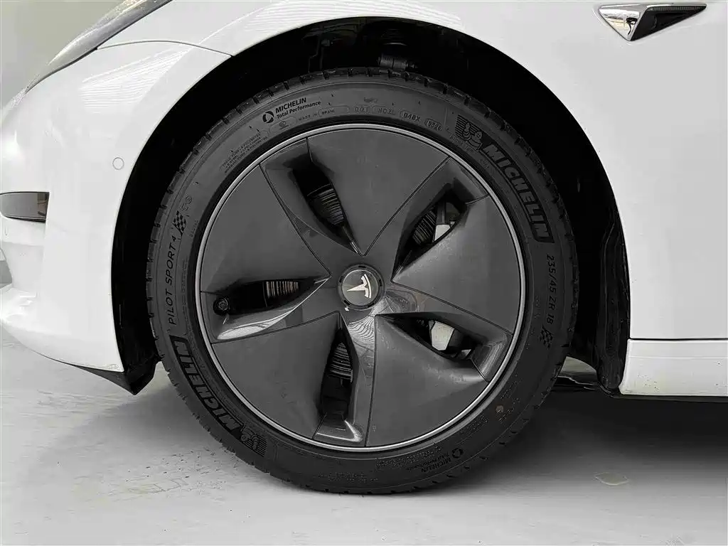 Tesla Model 3 — миниатюра 16